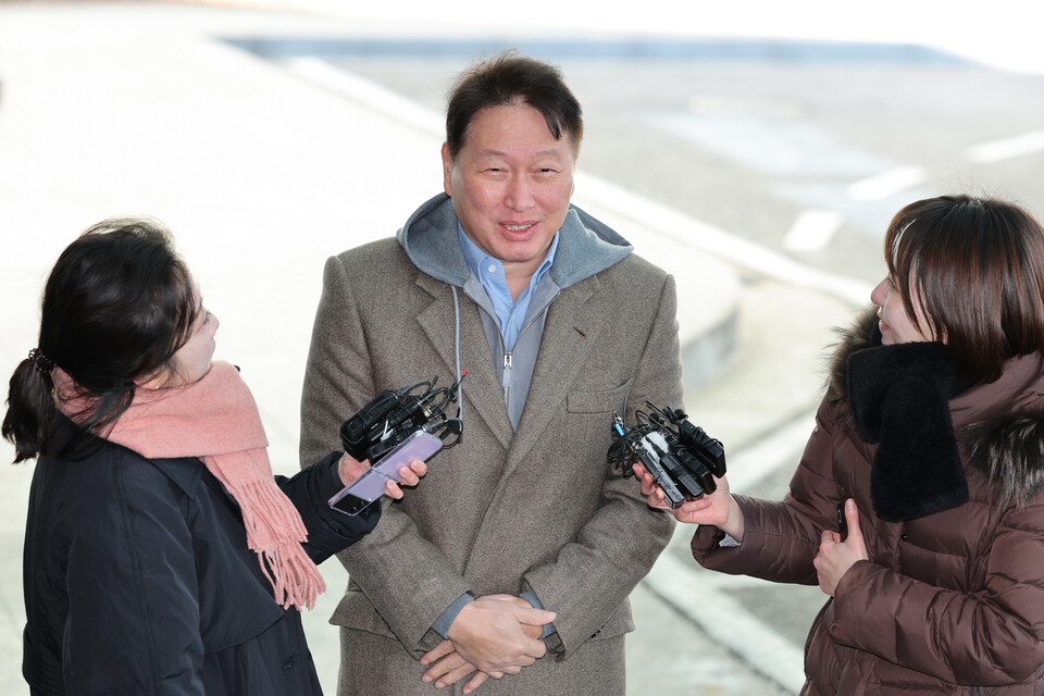 최태원 대한상공회의소 회장이 19일 오전 서울 강서구 서울김포비즈니스항공센터를 통해 미국 워싱턴 D.C.로 출국하며 취재진의 질의에 답변하고 있다. (사진=뉴스1)