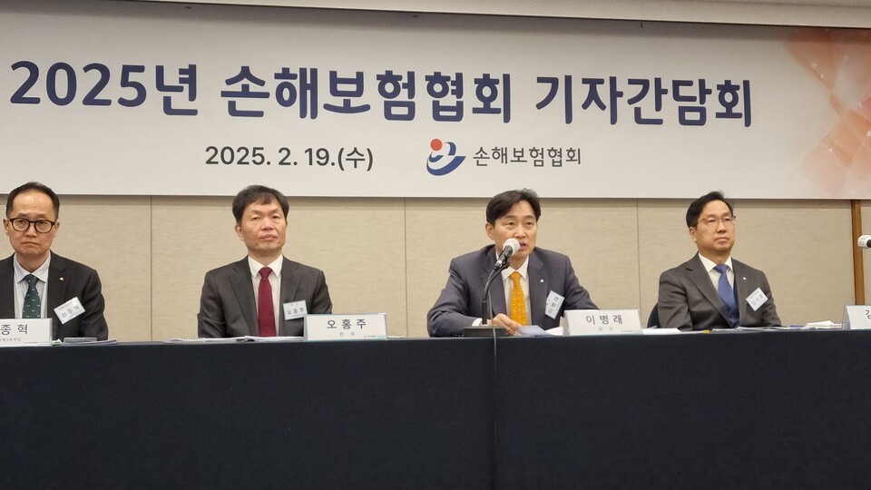 (왼쪽부터) 신종혁 손해보험협회 손해보험2본부장, 오홍주 전무, 이병래 회장, 김지훈 기획관리1본부장이 19일 열린 신년 기자간담회에서 기자들의 질문을 받고 있다. (사진=손일영 기자)