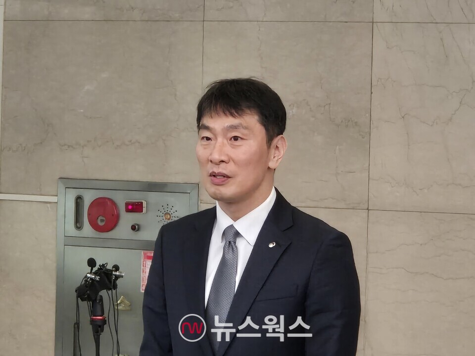 이복현 금융감독원장은 19일 은행연합회에서 시중은행장 간담회 직후 기자들과 만나 질의응답을 하고 있다. (사진=차진형 기자)