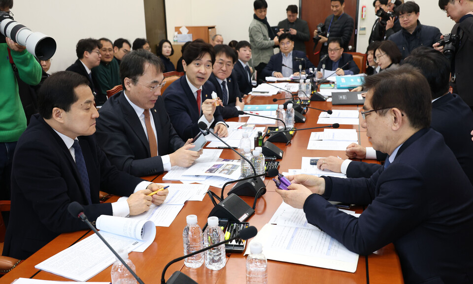 지난 18일 국회에서 열린 기획재정위원회 경제재정소위원회에서 여야 의원들이 천연니코틴과 합성니코틴이 들어간 액상형담배를 살펴보며 대화하고 있다. (사진=뉴스1)