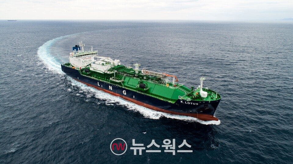 HD현대미포가 건조해 인도한 1만8000㎥급 LNG 벙커링선이 시운전을 하고 있다. (사진제공=HD한국조선해양)