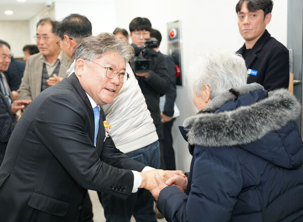 장세일 영광군수가 '2025 영광군수와 군민과의 대화 행사'에서 군민과 악수하고 있다. (사진제공=영광군청)