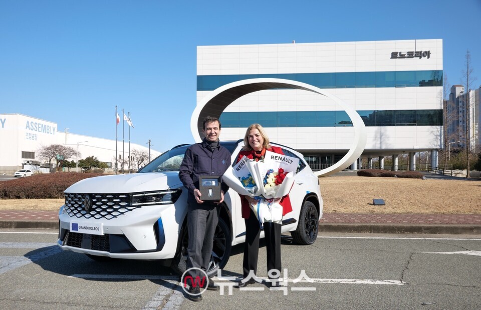 스테판 드블레즈(왼쪽) 르노코리아 사장이 지난 19일 르노코리아 부산공장에서 마리아 카스티요 페르난데스 주한 EU대사가 공식 차량으로 사용할 '그랑 콜레오스 E-Tech 하이브리드'를 전달한 뒤 기념 촬영을 하고 있다. (사진제공=르노코리아)