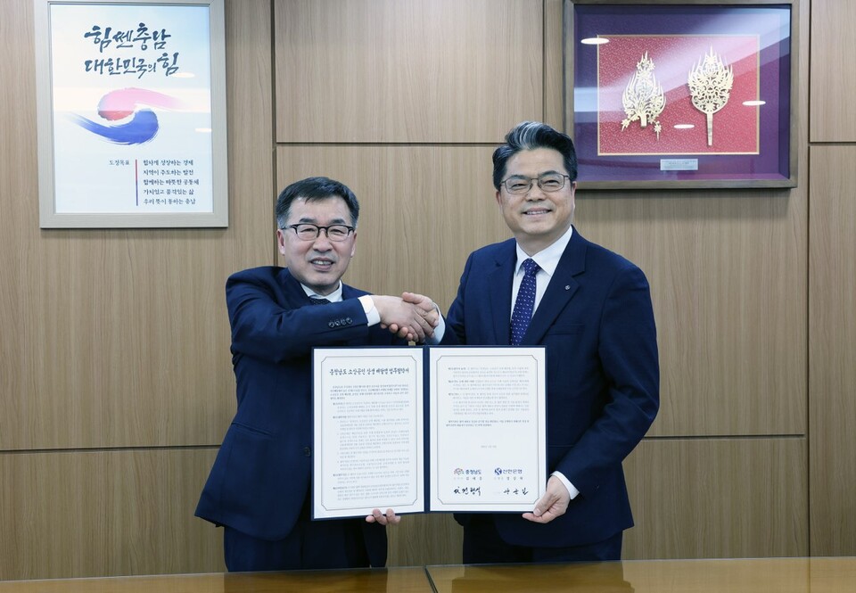 양군길(오른쪽) 신한은행 영업추진3그룹 부행장과 전형식 충남도청 정무부지사가 공공배달앱 서비스 운영을 위한 업무협약을 체결했다. (사진제공=신한은행)