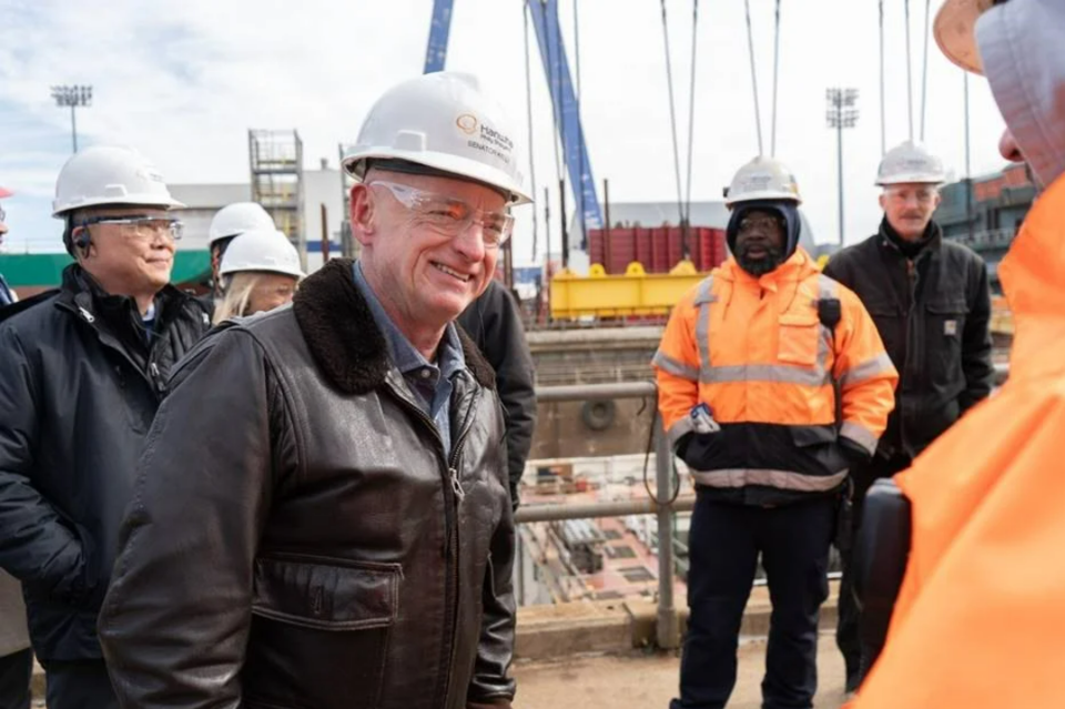 마크 켈리 미국 애리조나주 상원의원이 지난 18일 한화 필리조선소를 방문해 관계자로부터 이야기를 듣고 있다. (출처=마크 켈리 상원의원실 홈페이지)