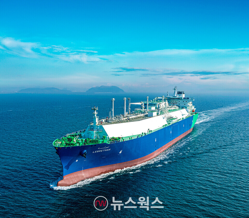 한화오션이 건조한 200번째 LNG운반선인 '레브레사' 호가 운항하고 있다. (사진제공=한화오션)