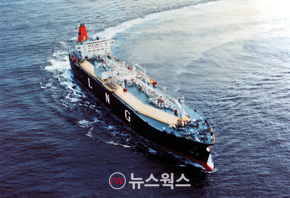 1995년 한화오션이 건조한 첫 번째 LNG운반선인 '한진 평택’ 호가 운항하고 있다. (사진제공=한화오션)