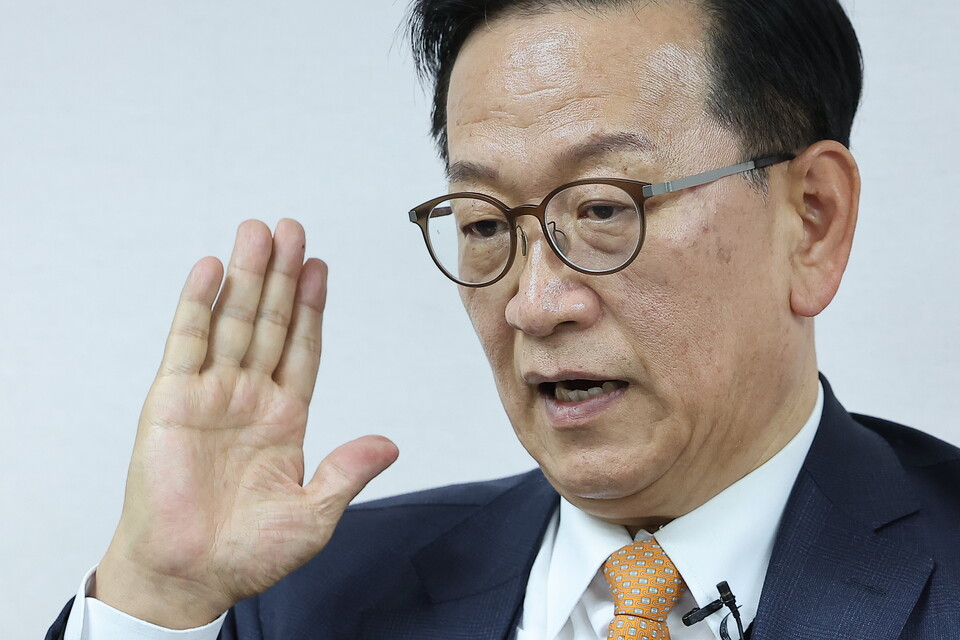 윤석열 대통령 측 법률자문인 석동현 변호사가 지난 1월 13일 오후 서울 서초구 석 변호사 사무실에서 고위공직자범죄수사처의 체포영장 관련 브리핑을 하고 있다. (사진=뉴스1)