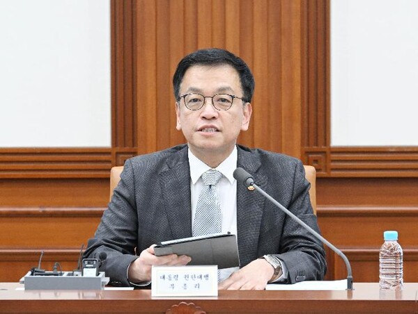 최상목 대통령 권한대행 부총리 겸 기획재정부 장관이 지난 18일 정부서울청사에서 열린 '제6차 수출전략회의'를 주재하고 있다. (사진제공=기획재정부)