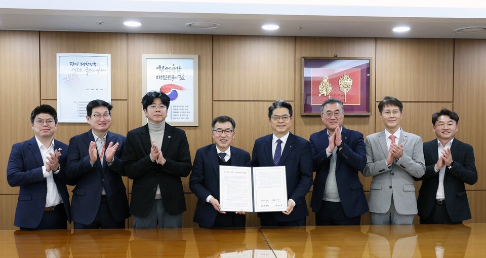 신한은행은 충청남도와 공공배달앱 업무협약을 체결했다. 현재 신한은행은 서울특별시를 비롯해 경기도·충청북도·전라남도·세종특별시·충청남도·인천시·광주시·대전시 등 9개 광역 자치단체와 손을 잡았다. 기초자치단체 역시 22곳과 협력해 '땡겨요' 서비스를 전국구 배달앱으로 키우고 있다. (사진제공=신한은행)