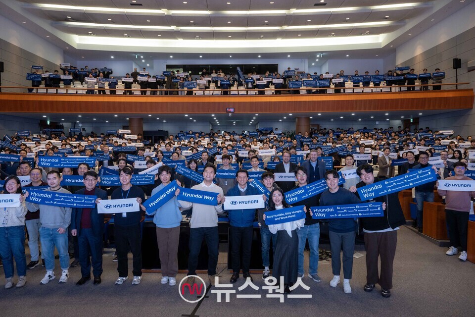 호세 무뇨스 현대차 사장이 지난 20일 열린 타운홀 미팅 후 임직원과 기념 촬영을 하고 있다. (사진제공=현대차)