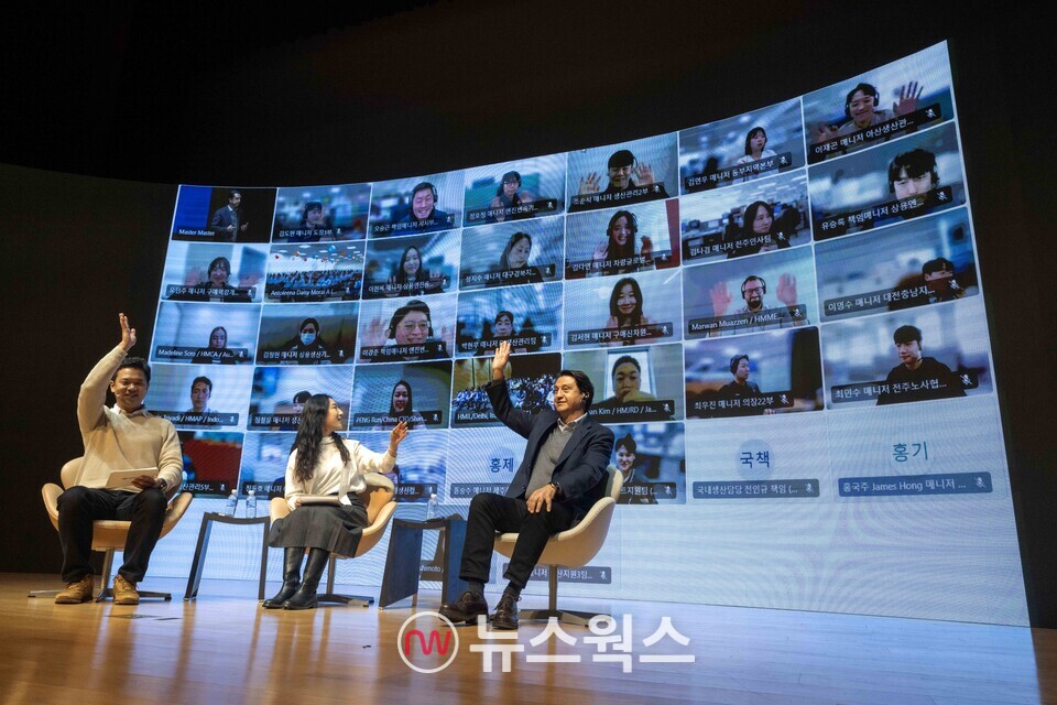 호세 무뇨스 현대차 사장이 지난 20일 열린 타운홀 미팅에서 임직원과 질의응답(Q&A) 세션을 진행하고 있다. (사진제공=현대차)