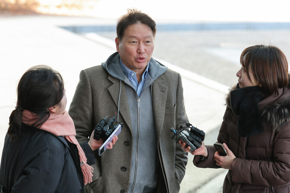 최태원 대한상공회의소 회장이 19일 오전 서울 강서구 서울김포비즈니스항공센터를 통해 미국 워싱턴 D.C로 출국하며 취재진의 질의에 답변하고 있다. (사진=뉴스1)