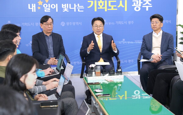 강기정 광주광역시장이 18일 광주시청 기자실에서 제주항공 여객기 참사로 직격탄을 맞은 관광업계 활성화 대안으로 국토교통부에 광주공항 국제선 여객기 임시 취항 허가 건의와 관련, 설명을 하고 있다. (사진제공=광주광역시청)