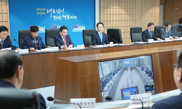 김영록 전남도지사가 19일 전남 동부청사에서 동부권 정책회의를 주재하고 있다. (사진제공=전라남도청)