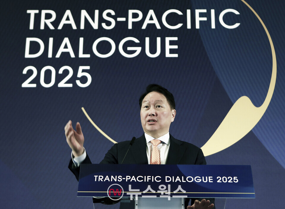 최태원 SK그룹 회장 겸 최종현학술원 이사장이 21일 미국 워싱턴 D.C. 샐러맨더 호텔에서 열린 ‘TPD 2025’에서 개회사를 하고 있다. (사진제공=SK그룹)