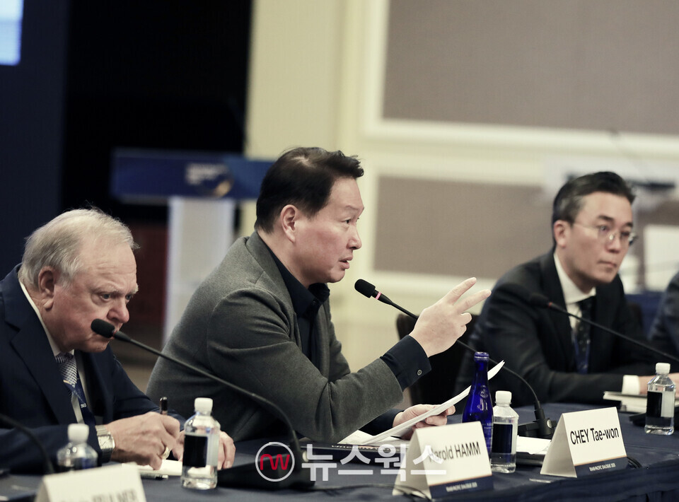 최태원 SK그룹 회장 겸 최종현학술원 이사장이 22일 미국 워싱턴DC 샐러맨더 호텔에서 열린 ‘TPD2025’ 둘째날 행사에서 AI 관련 특별연설을 하고 있다. (사진제공=SK그룹)