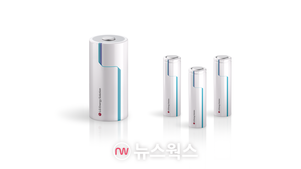 LG에너지솔루션의 46시리즈 및 2170 원통형 배터리. (사진제공=LG에너지솔루션)