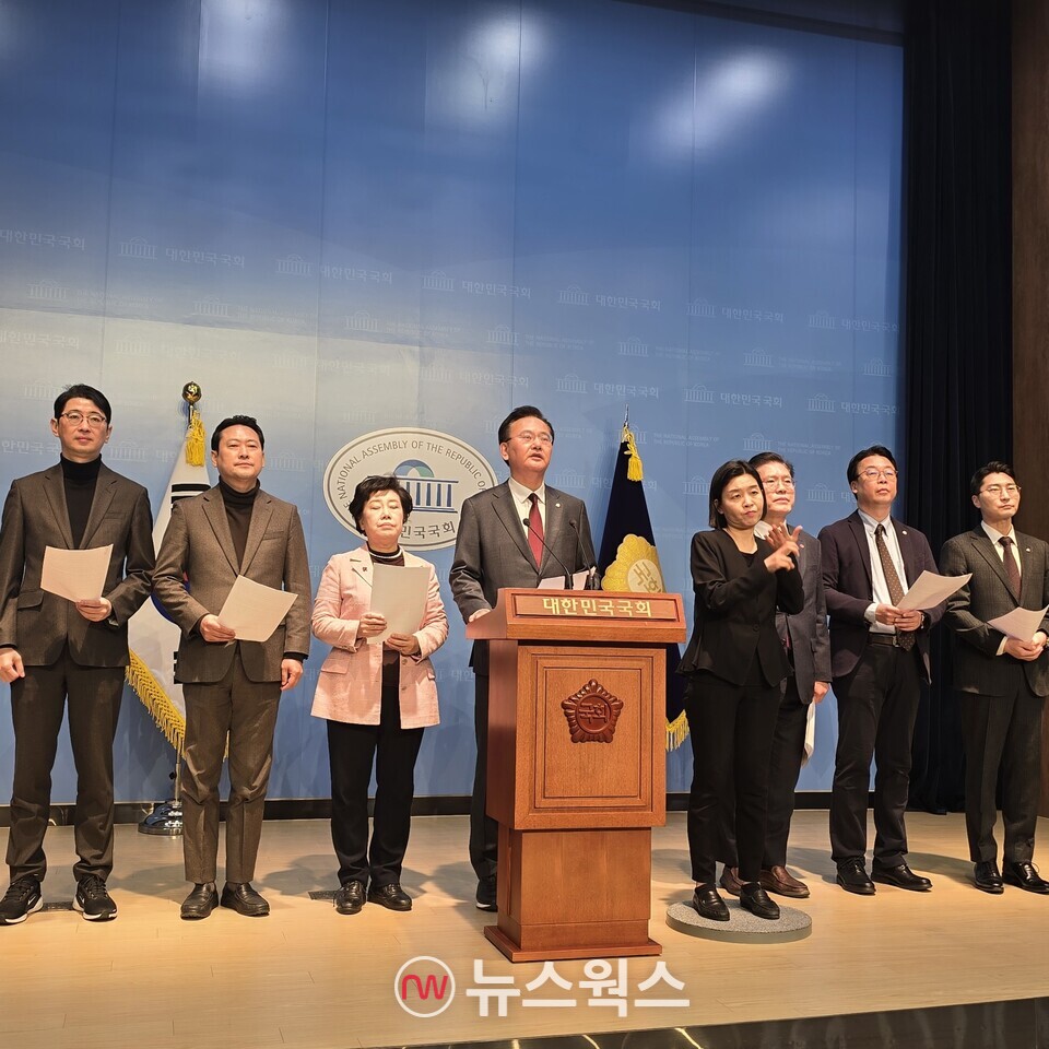 유상범(왼쪽 네 번째) 국민의힘 의원을 비롯한 국민의힘 법사위원들이 24일 국회소통관에서 기자회견을 열고 있다. (사진=원성훈 기자)