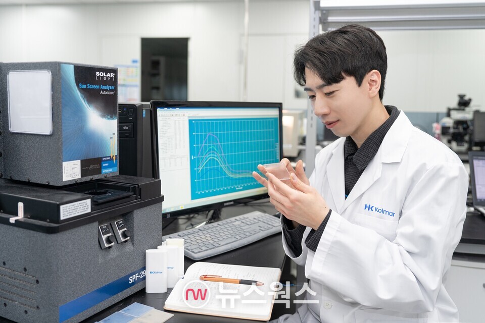 한국콜마 UV테크이노베이션 연구소에서 연구원이 자외선 차단 관련 연구를 진행하는 모습. (사진제공=한국콜마)