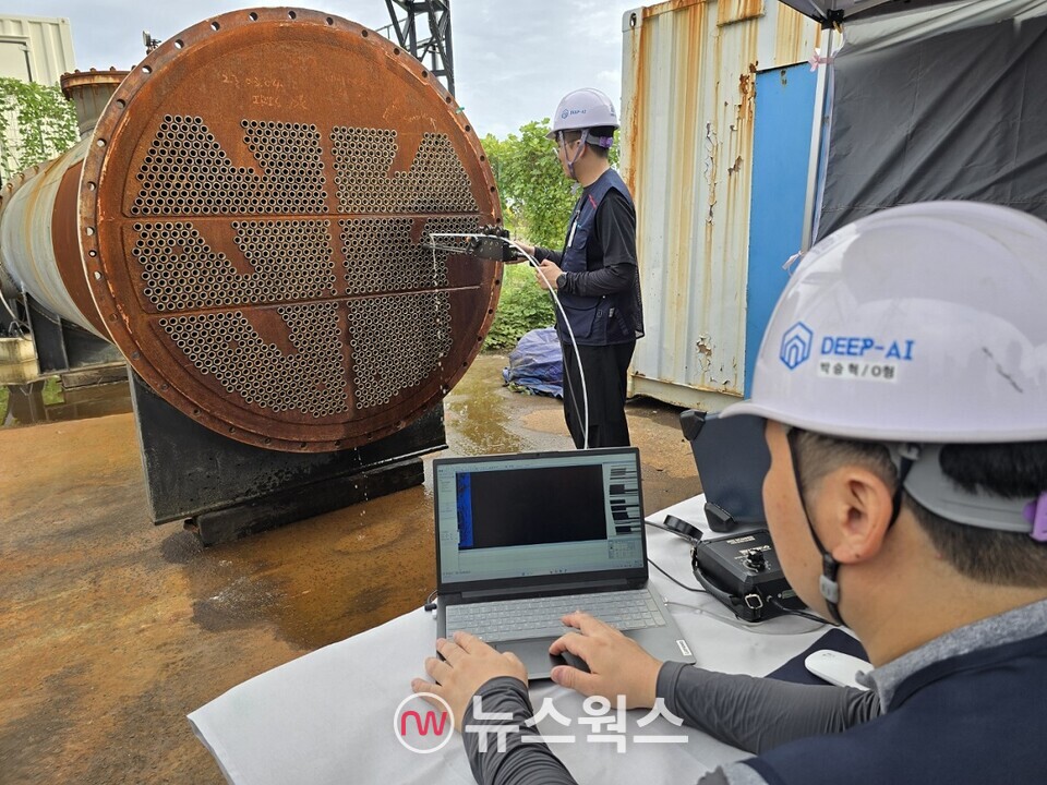 SK이노베이션과 딥아이(DEEP AI)가 'AI 비파괴검사(IRIS) 자동 평가 솔루션'으로 열교환기 결함 검사를 하고 있다. (사진제공=SK이노베이션)