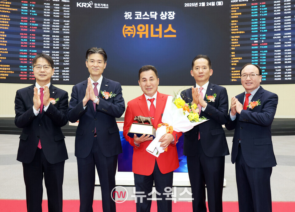 김대영(왼쪽부터) 한국IR협의회 부회장, 민경욱 한국거래소 코스닥시장본부장, 김창성 위너스 대표이사, 강성범 미래에셋증권 부사장, 강왕락 코스닥협회 부회장이 24일 서울 영등포구 한국거래소에서 열린 위너스의 코스닥시장 상장기념식에서 상장기념패를 전달한 후 기념 촬영을 하고 있다. (사진제공=한국거래소)