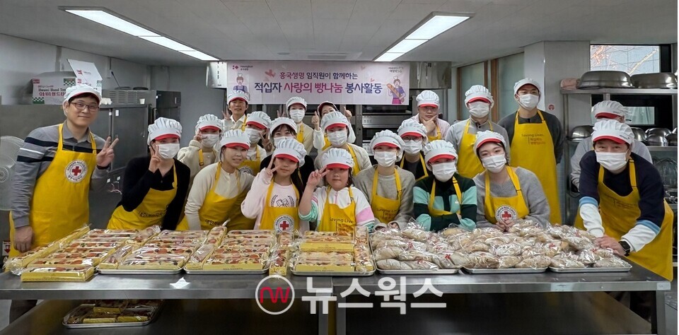 21일 서울 종로구 '빵 나눔터'에서 지역사회 취약계층을 위한 '사랑의 빵 나눔' 봉사활동에 참여한 흥국생명 임직원과 그 가족들이 기념 촬영을 하고 있다. (사진제공=흥국생명)