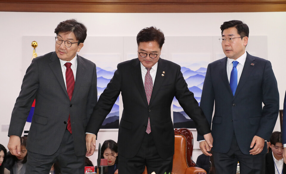 우원식(가운데) 국회의장 및 권성동(왼쪽) 국민의힘 원내대표, 박찬대 민주당 원내대표가 지난달 17일 국회 본청 국회의장실에서 열린 '국회의장 및 양당 원내대표 회동'에 나섰다. (사진=뉴스1)