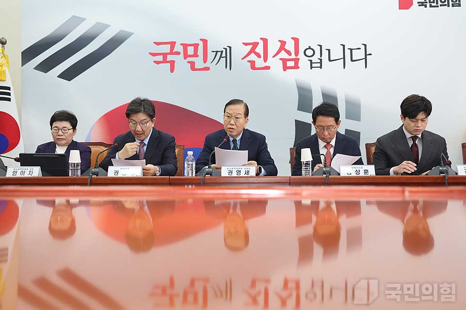 권영세(가운데) 국민의힘 비상대책위원장이 지난 24일 국회에서 열린 '비상대책위원회의'에서 발언하고 있다. (사진제공=국민의힘)