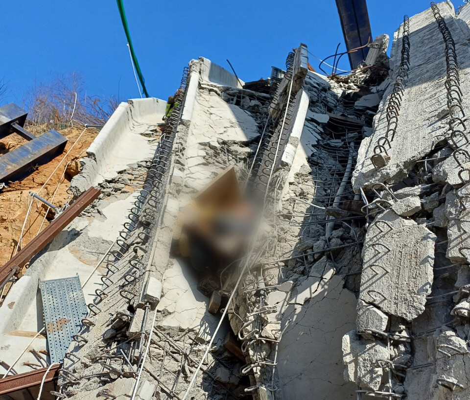 25일 오전 9시 49분께 충남 천안시 서북구 입장면 도림리의 서울세종고속도로 공사 현장에서 교각 위 구조물이 붕괴되는 사고가 발생했다. 사진은 붕괴 현장 모습. (사진=뉴스1/독자제공)