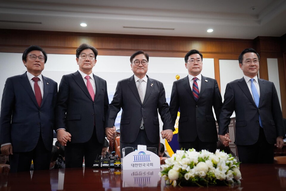 우원식(가운데) 국회의장, 권성동(왼쪽 두 번째) 국민의힘 당대표 권한대행 겸 원내대표, 박찬대(오른쪽 두 번째) 더불어민주당 원내대표 등이 17일 국회에서 열린 국회의장 주재 여야 원내대표 회동에서 기념촬영을 하고 있다. (출처=박찬대 민주당 원내대표 페이스북)