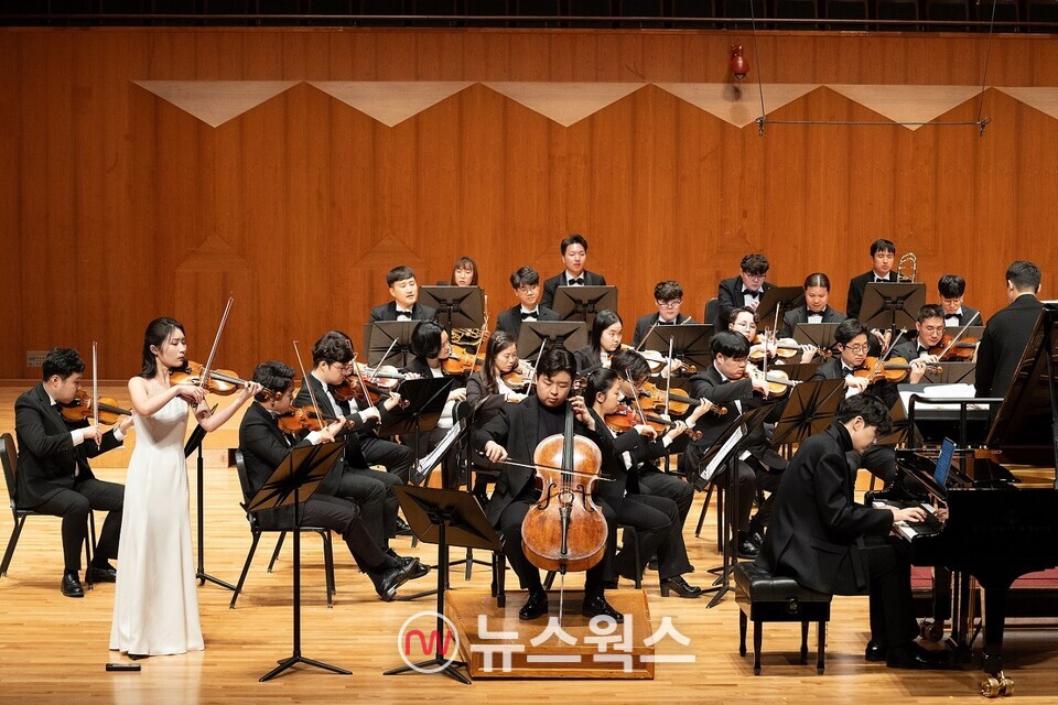 역대 신한음악상 수상자와 하트하트 오케스트라가 함께 연주하고 있다. (사진제공=신한은행)