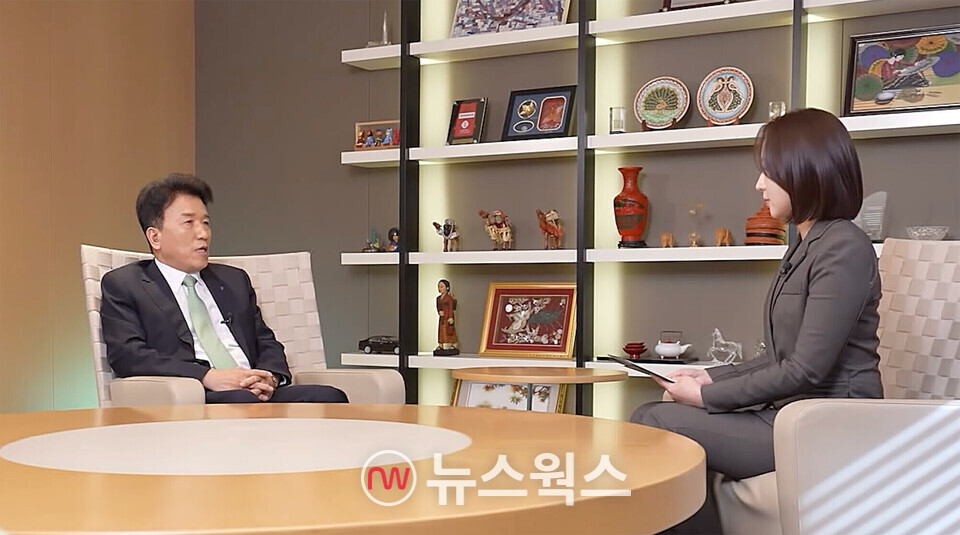 함영주 회장(왼쪽)이 하나금융의 주주가치 증대를 위한 밸류업 방안에 대해 설명하고 있다. (사진제공=하나금융)