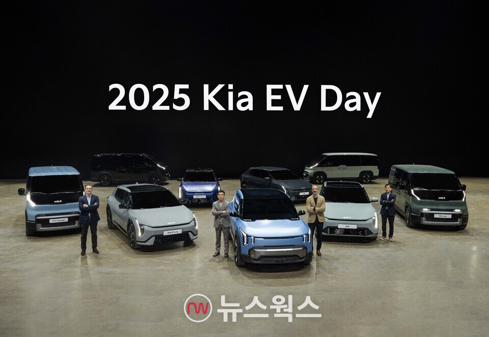 지난 24일(현지시간) 스페인 타라고나에서 열린 '2025 기아 EV 데이'에서 송호성(왼쪽에서 두 번째) 기아 사장과 임원들이 신형 전기차 세단 'EV4'와 PBV의 첫 번째 모델인 'PV5', 소형 전기차 SUV 콘셉트카인 'EV2'를 소개하고 있다. (사진제공=현대차)