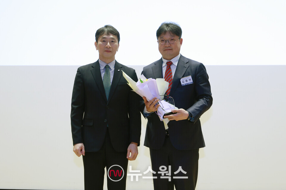 김중현(오른쪽) 메리츠화재 대표가 26일 서울 여의도 금융감독원에서 열린 2024년 '1사 1교 금융교육 우수사례 시상식'에서 금융감독원장상을 수상하고 이복현 금감원장과 기념촬영을 하고 있다. (사진제공=메리츠화재)