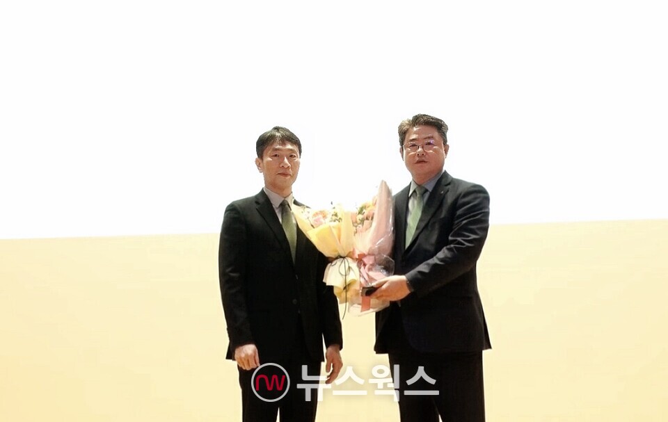 정종표(오른쪽) DB손해보험 대표가 26일 서울 여의도 금융감독원에서 열린 2024년 '1사 1교 금융교육 우수사례 시상식'에서 금융감독원장상을 수상하고 이복현 금감원장과 기념촬영을 하고 있다.