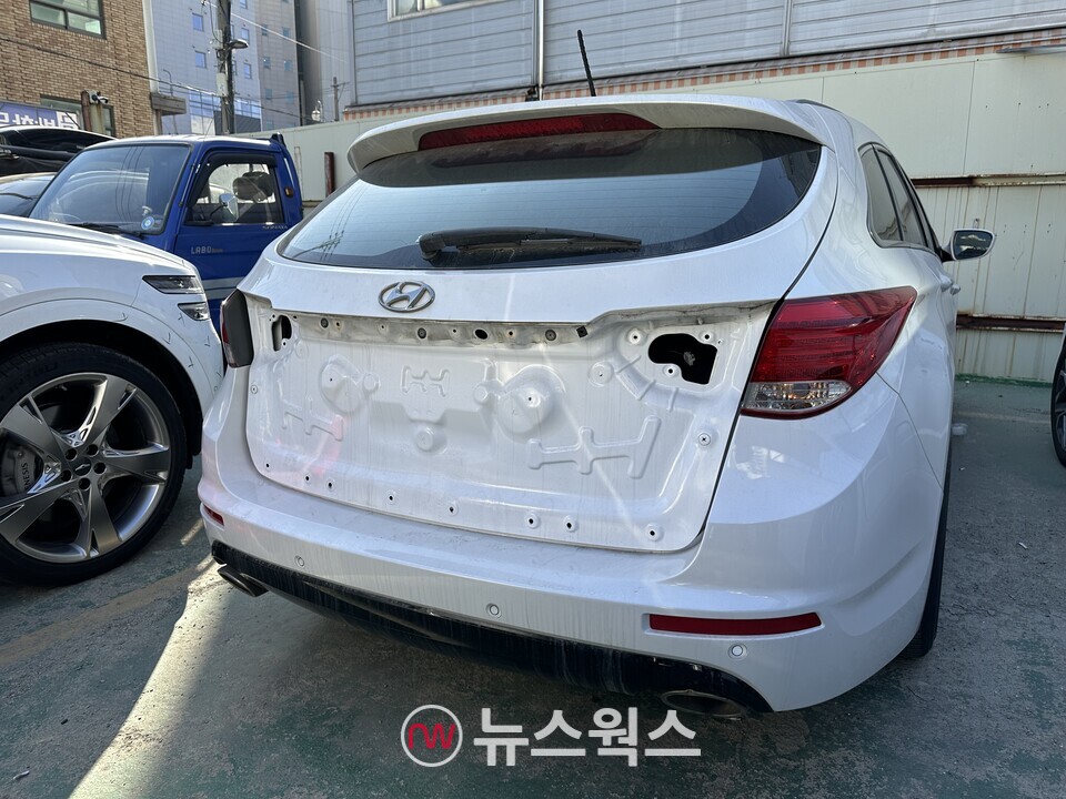 서울 시내 한 1급 공업사에서 수리를 기다리고 있는 현대차 'i40'. (사진=정현준 기자)