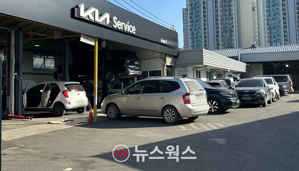 서울 시내 1급 공업사인 기아 오토큐에서 수리를 기다리고 있는 차량들. (사진=정현준 기자)