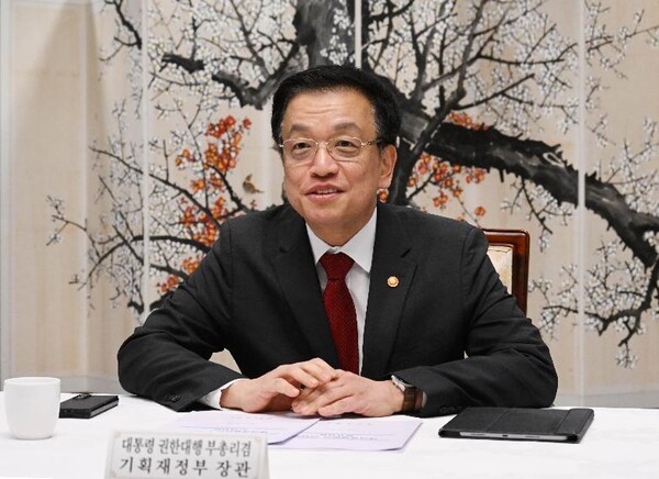 최상목 대통령 권한대행 부총리 겸 기획재정부 장관이 지난 27일 정부서울청사에서 열린 '대외경제현안간담회'를 주재하고 있다. (사진제공=기획재정부)