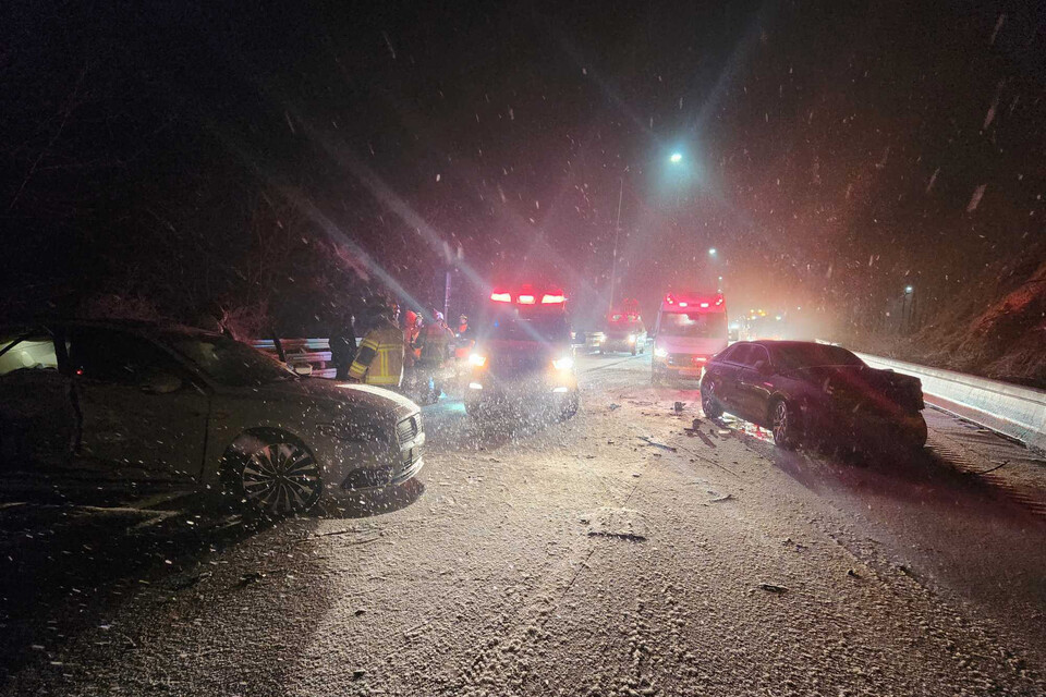 강원 지역에 50㎝가 넘는 눈이 내린 가운데 3일 강원 소방대원들이 눈길 사고 현장을 수습하고 있다. (사진=뉴스1)