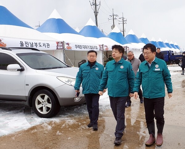 김용균 행정안전부 안전예방정책실장이 지난 3일 경북 울진군 '울진대게 및 붉은대게 축제' 현장을 찾아 안전관리 취약시설을 점검하고 있다. (사진제공=행정안전부)