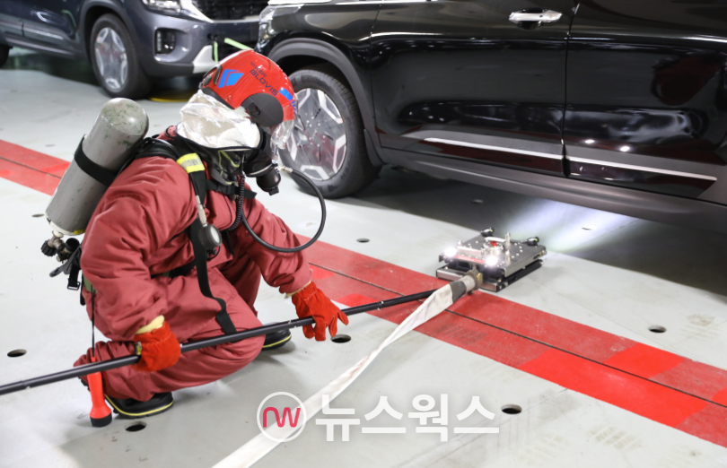 현대글로비스 관계자가 화재 진압 특수 장비인 'EV 드릴 랜스'를 시험하고 있다. (사진제공=현대글로비스)
