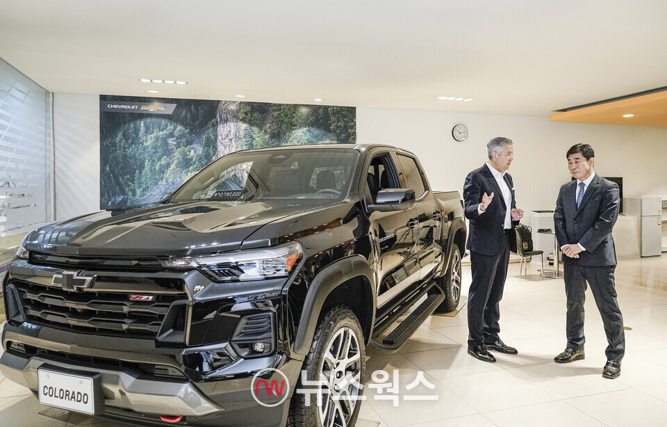 헥터 비자레알 한국지엠 사장이 쉐보레 신촌 대리점 대표와 쉐보레의 '콜로라도'를 둘러보며 차량에 대해 대화를 나누고 있다. (사진제공=한국지엠)