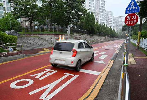 어린이보호구역 내 신호기 없는 횡단보도 앞에 한 차량이 일시정지 법규를 위반하고 운행하고 있다.(사진제공=안전생활실천시민연합)