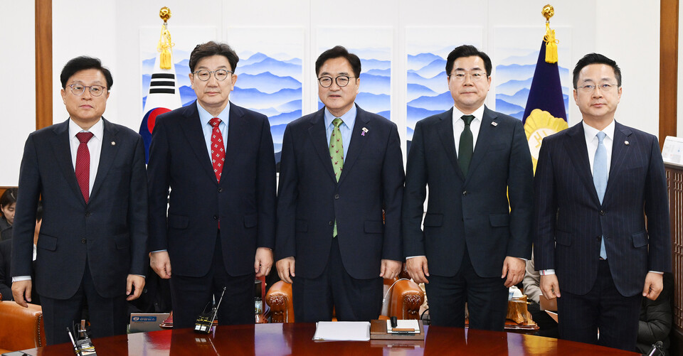 권성동(왼쪽 두 번째부터) 국민의힘 원내대표와 우원식 국회의장, 박찬대 더불어민주당 원내대표가 4일 서울 여의도 국회에서 열린 국회의장 주재 여야 원내대표 회동에 참석해 기념촬영을 하고 있다. (사진=뉴스1)