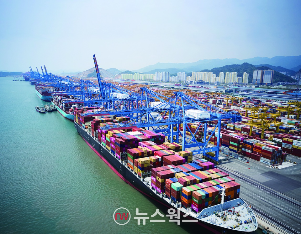 부산항에서 수출 컨테이너들이 적재된 모습. (사진제공=부산항만공사)