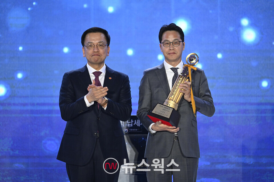 조좌진(오른쪽) 롯데카드 대표가 지난 4일 서울 중구 동대문디자인플라자에서 열린 제59회 납세자의 날 기념식 행사에서 '고액 납세의 탑'을 수상한 후 최상목 대통령 권한대행 부총리 겸 기획재정부 장관과 기념 촬영을 하고 있다. (사진제공=롯데카드)