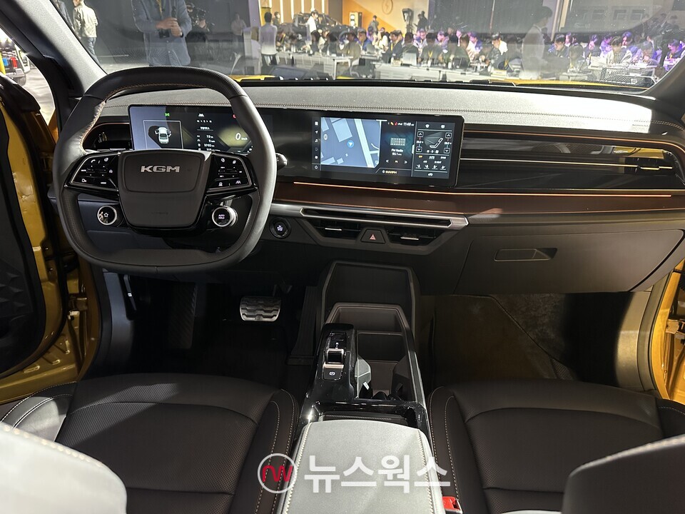 KGM '무쏘 EV'의 1열 . (사진=정현준 기자)