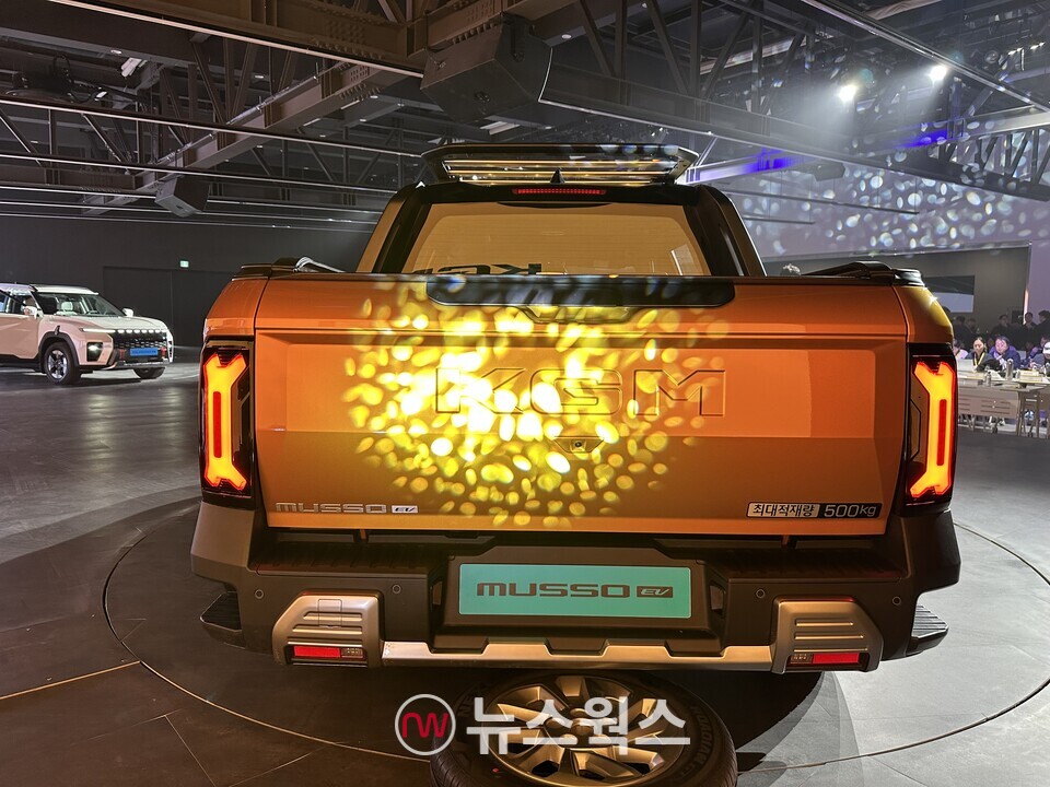 KGM '무쏘 EV'의 후면. (사진=정현준 기자)