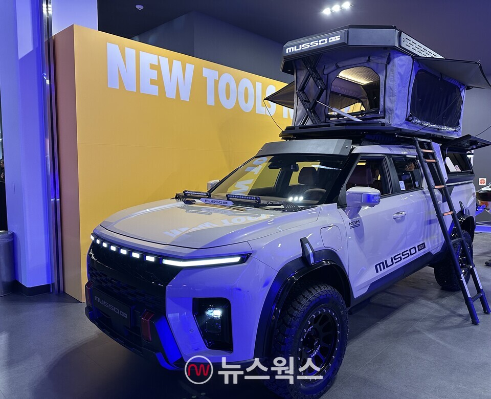 KGM '무쏘 EV'의 데크에 캠핑장비를 설치한 모습. (사진=정현준 기자)